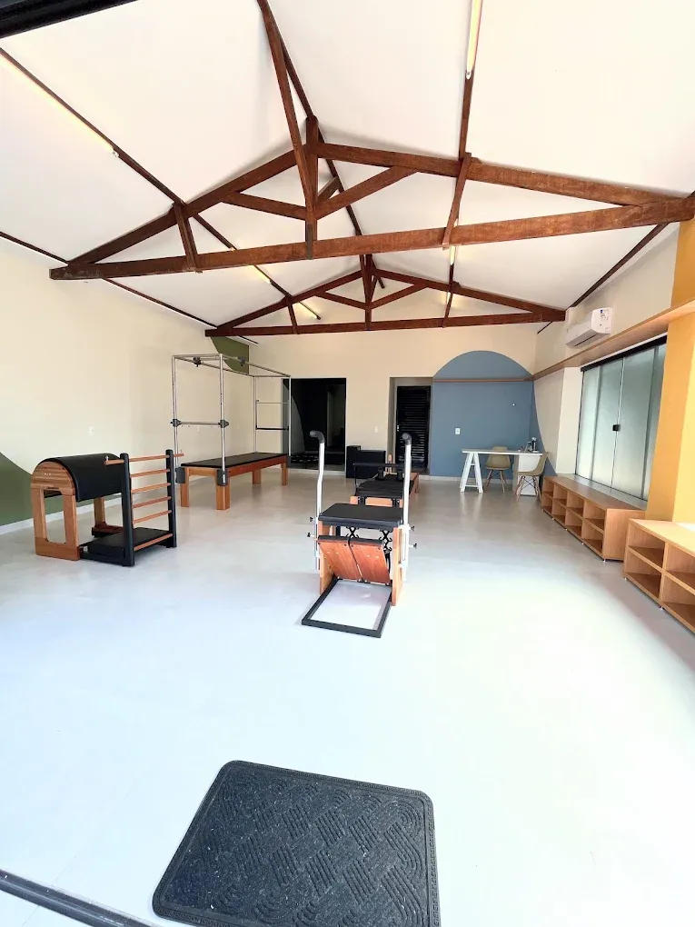 Estúdio de pilates terapêutico com aparelhos e piso emborrachado